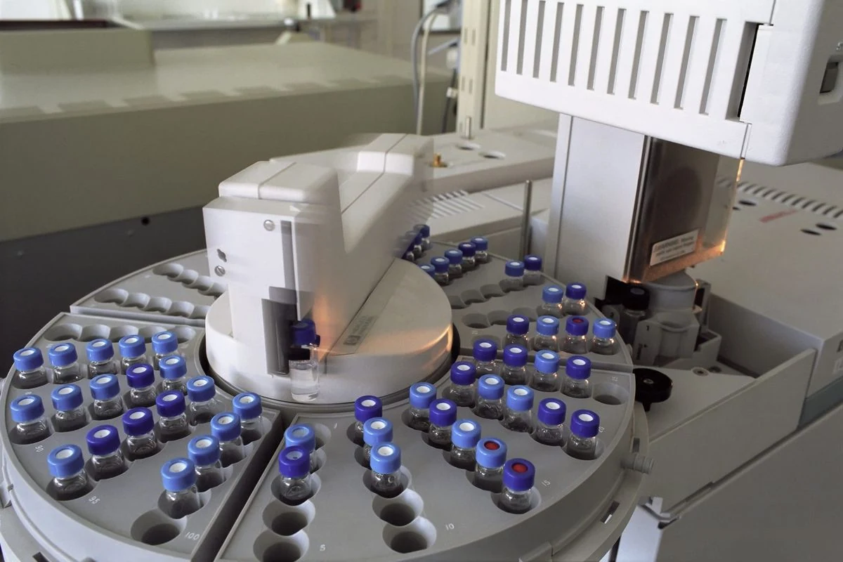 Automated laboratory instrument loaded with sample vials