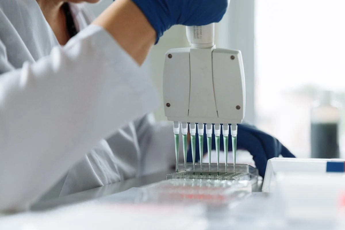 Multichannel pipette used for scientific lab products