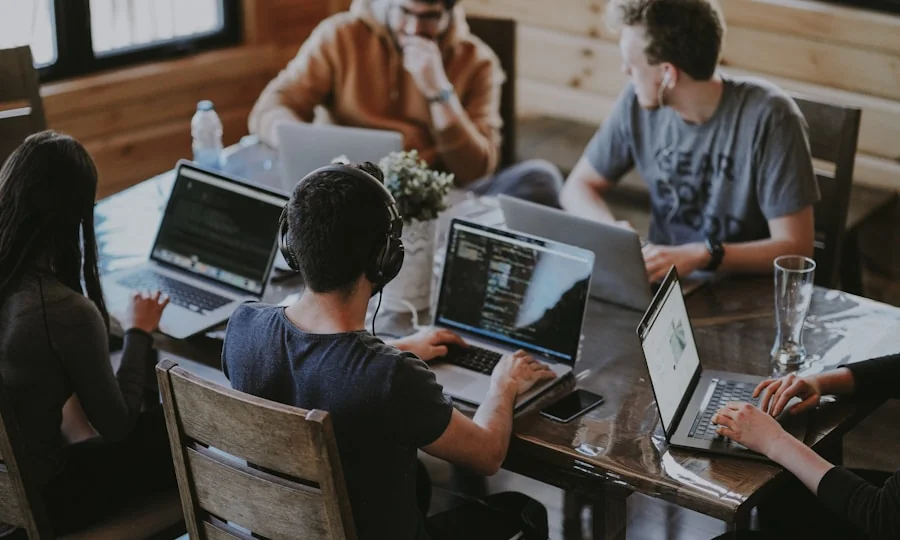 Advisory team collaborating at a shared office desk