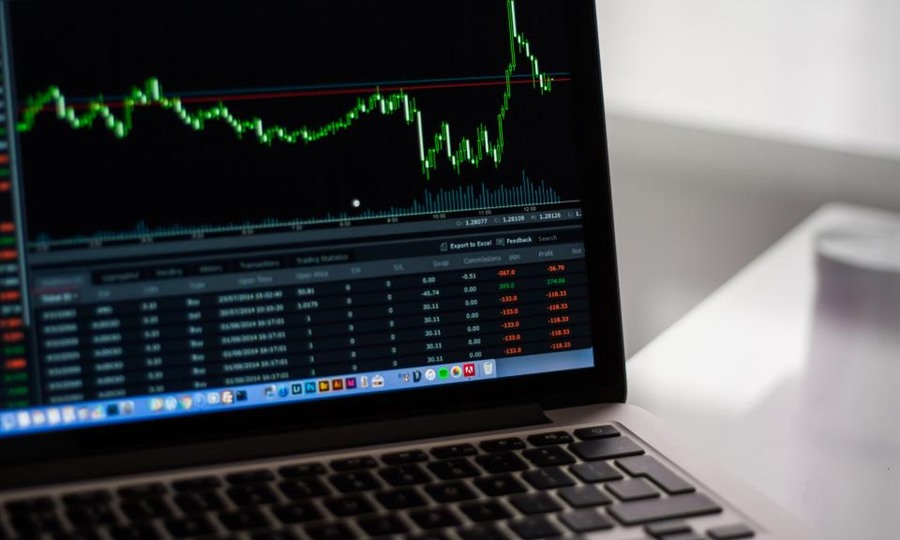 Wealth management advisor discussing retirement and portfolio planning